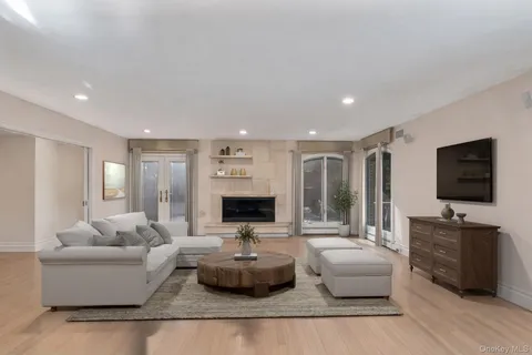 $5,475,000 | 6 Coachman's Court, Old Westbury, NY 11568