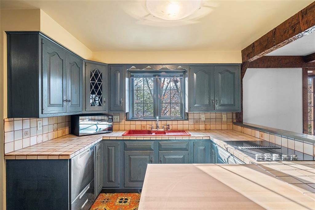 824 Flint Ridge Road Pittsburgh, PA 15243 - Photo 12 of 50 New stove in 2023 and new dishwasher in 2024