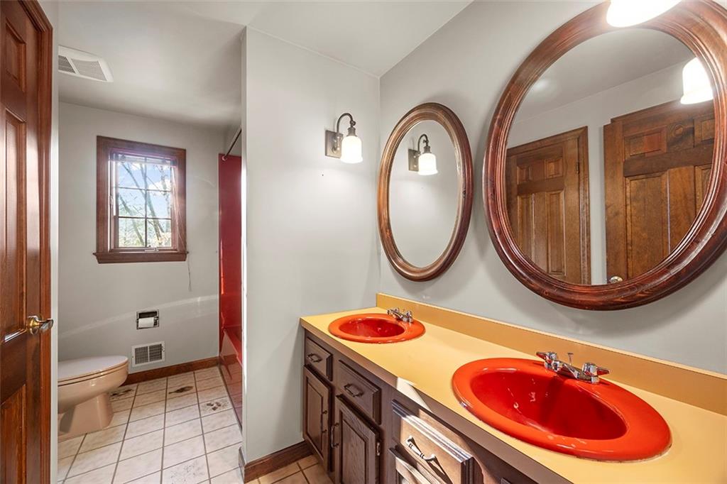 824 Flint Ridge Road Pittsburgh, PA 15243 - Photo 29 of 50 main family bath on the 2nd floor