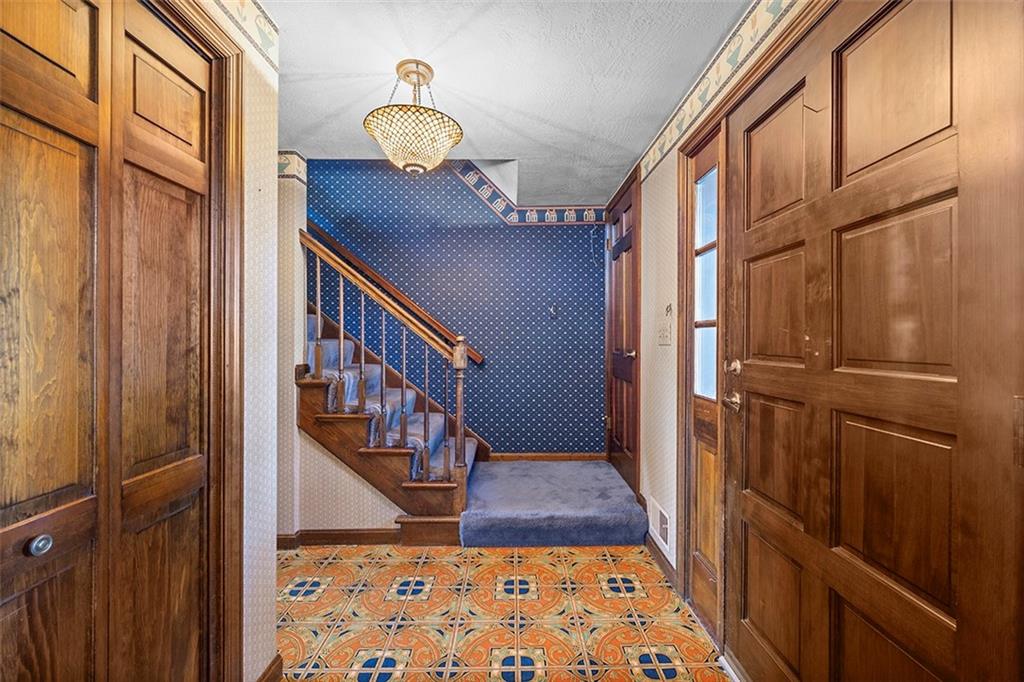 824 Flint Ridge Road Pittsburgh, PA 15243 - Photo 3 of 50