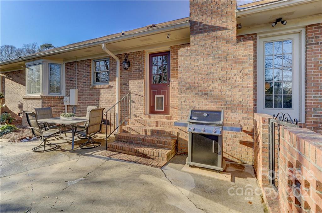 6601 Sharon Road Charlotte, NC 28210 - Photo 39 of 46 a view of a dinning room with a bench and chairs