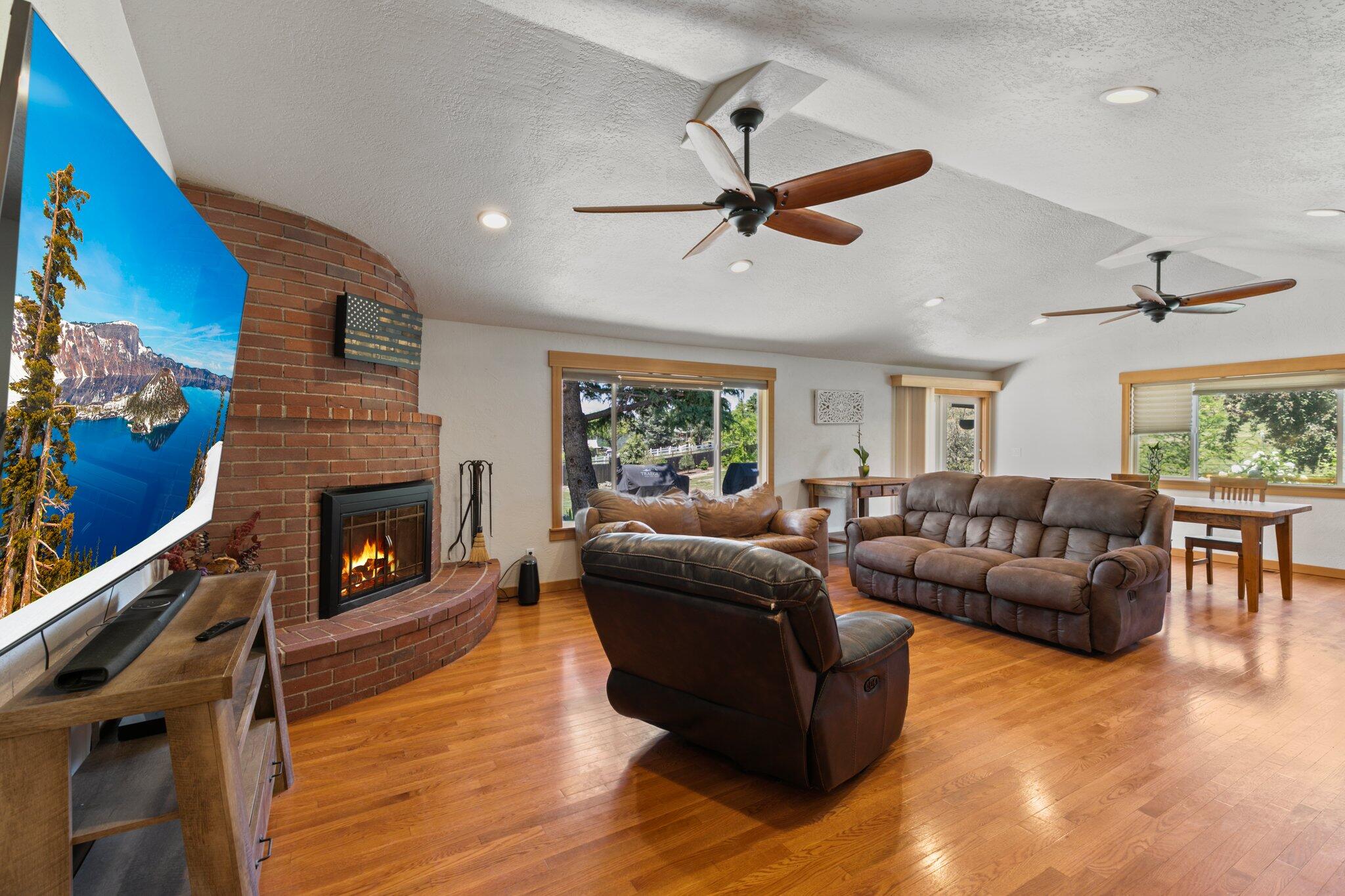 5299 Pioneer Road Medford, OR 97501 - Photo 11 of 40 22