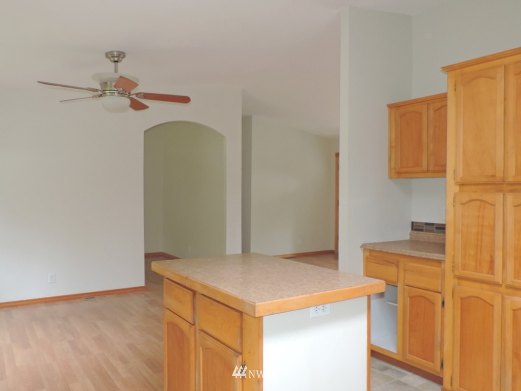 360 Hewitt Road Chehalis, WA 98532 - Photo 4 of 25 a utility room with dryer and washer