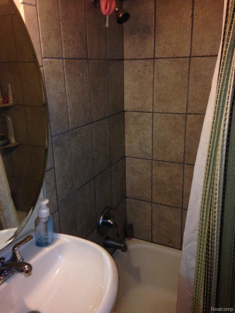 6248 East 10 Mile Road Warren, MI 48091 - Photo 13 of 17 ceramic full bath