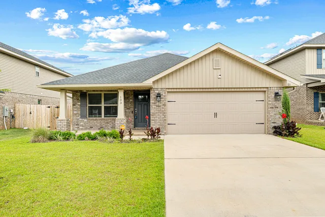 a view of a house with yard