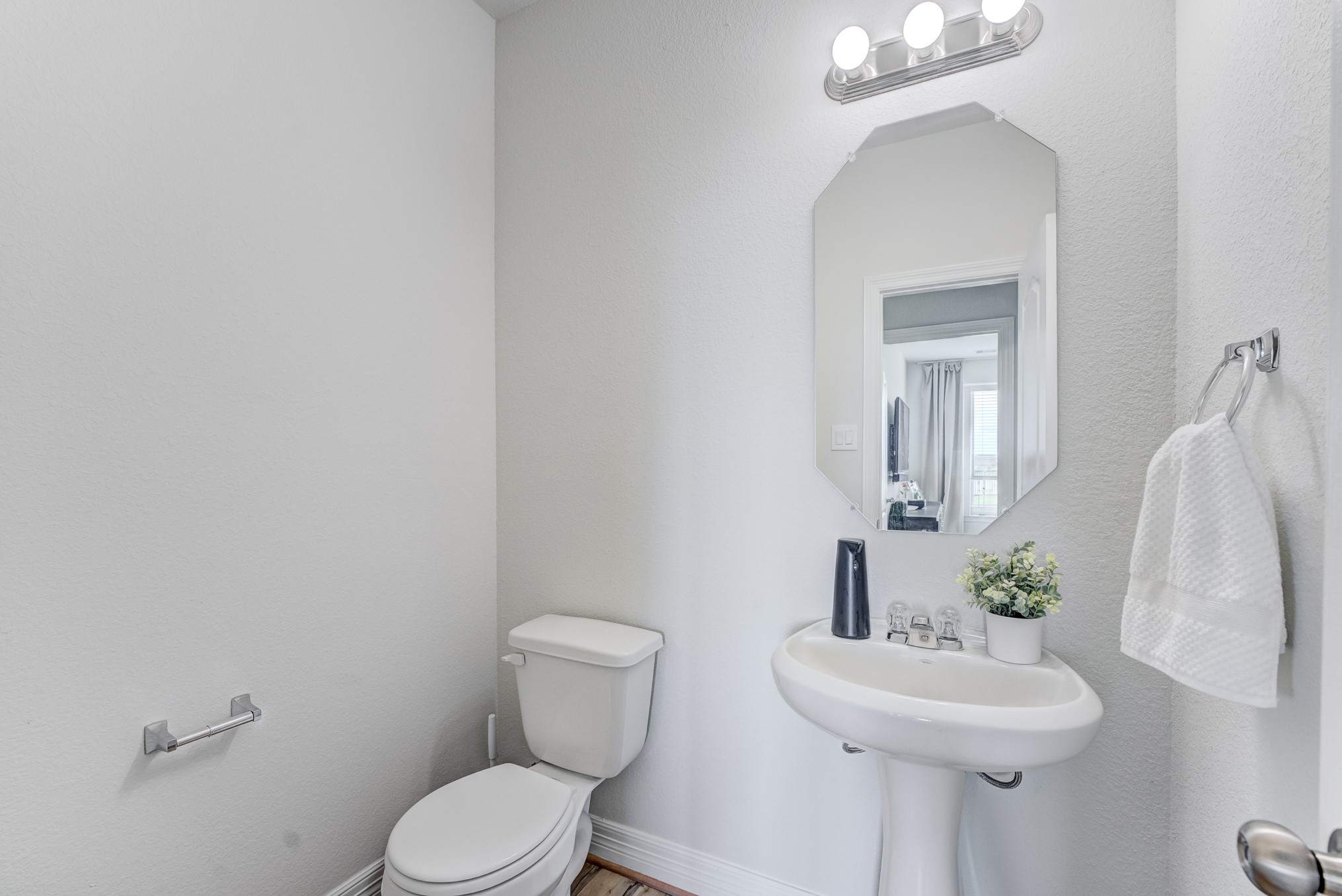 1926 Temple Grove Drive Rosharon, TX 77583 - Photo 21 of 49 Half bathroom