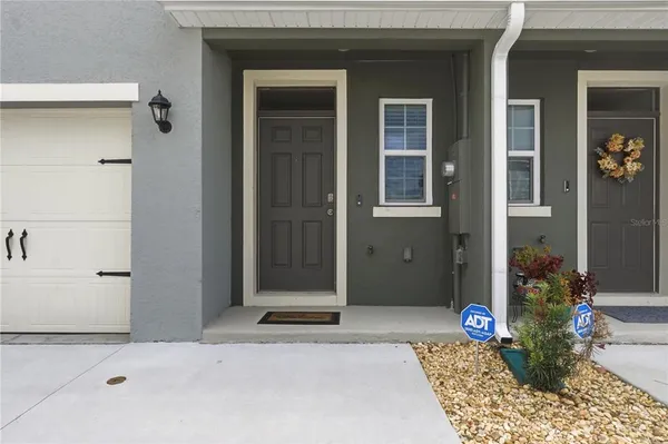 a view of entryway of a house