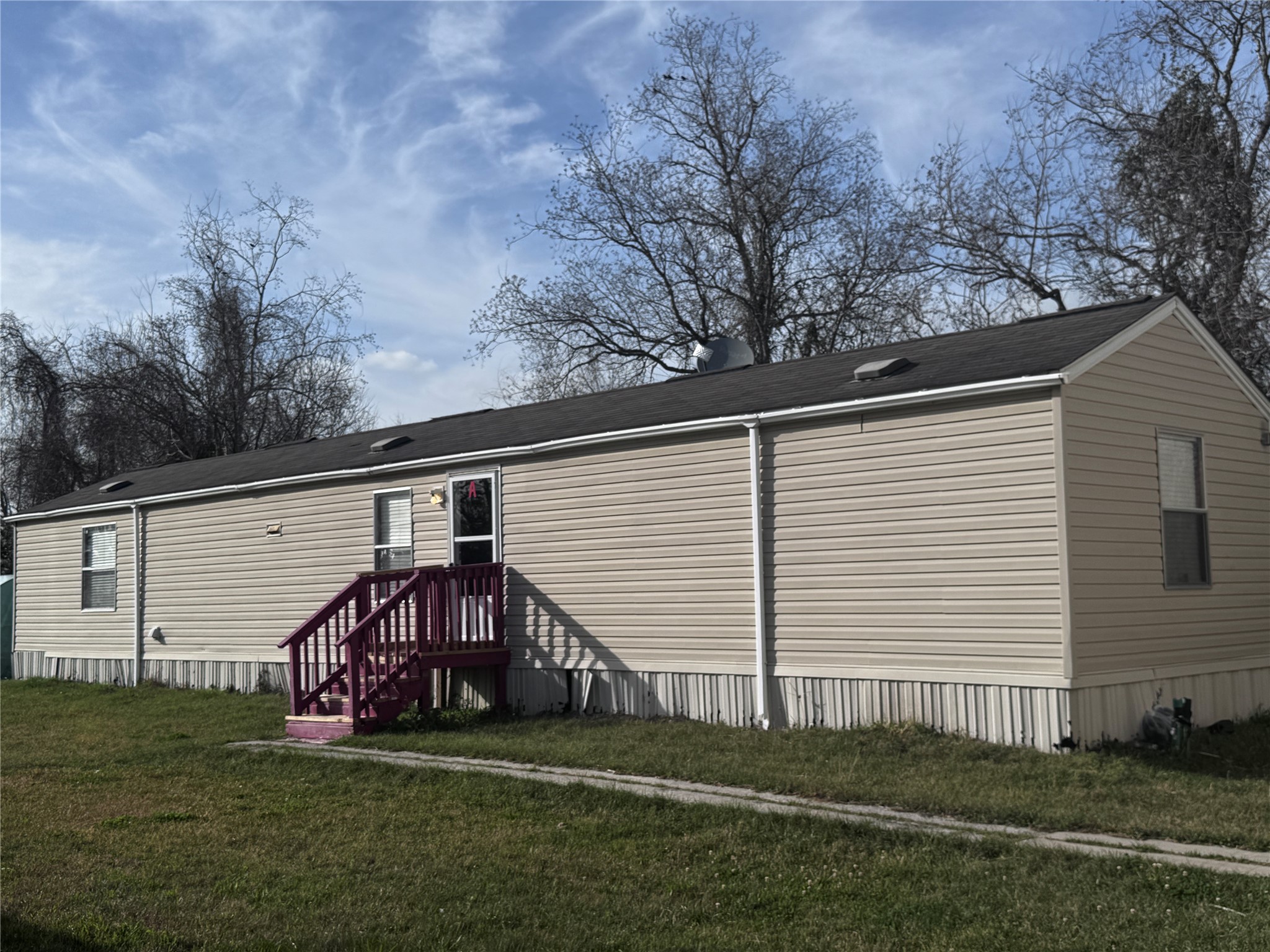 a view of a house with a yard
