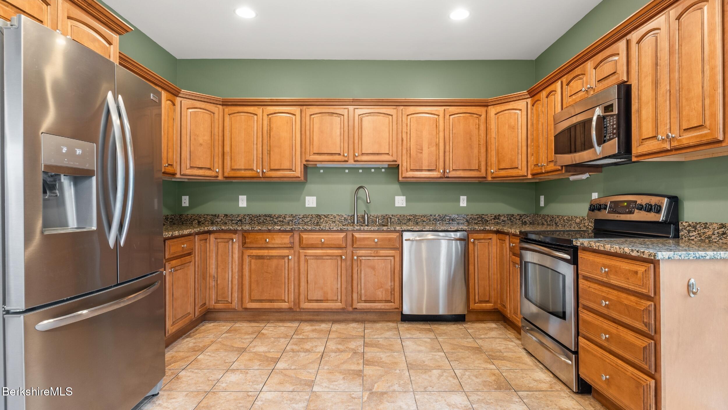32 Aspen Way Pittsfield, MA 01201 - Photo 6 of 29 KITCHEN