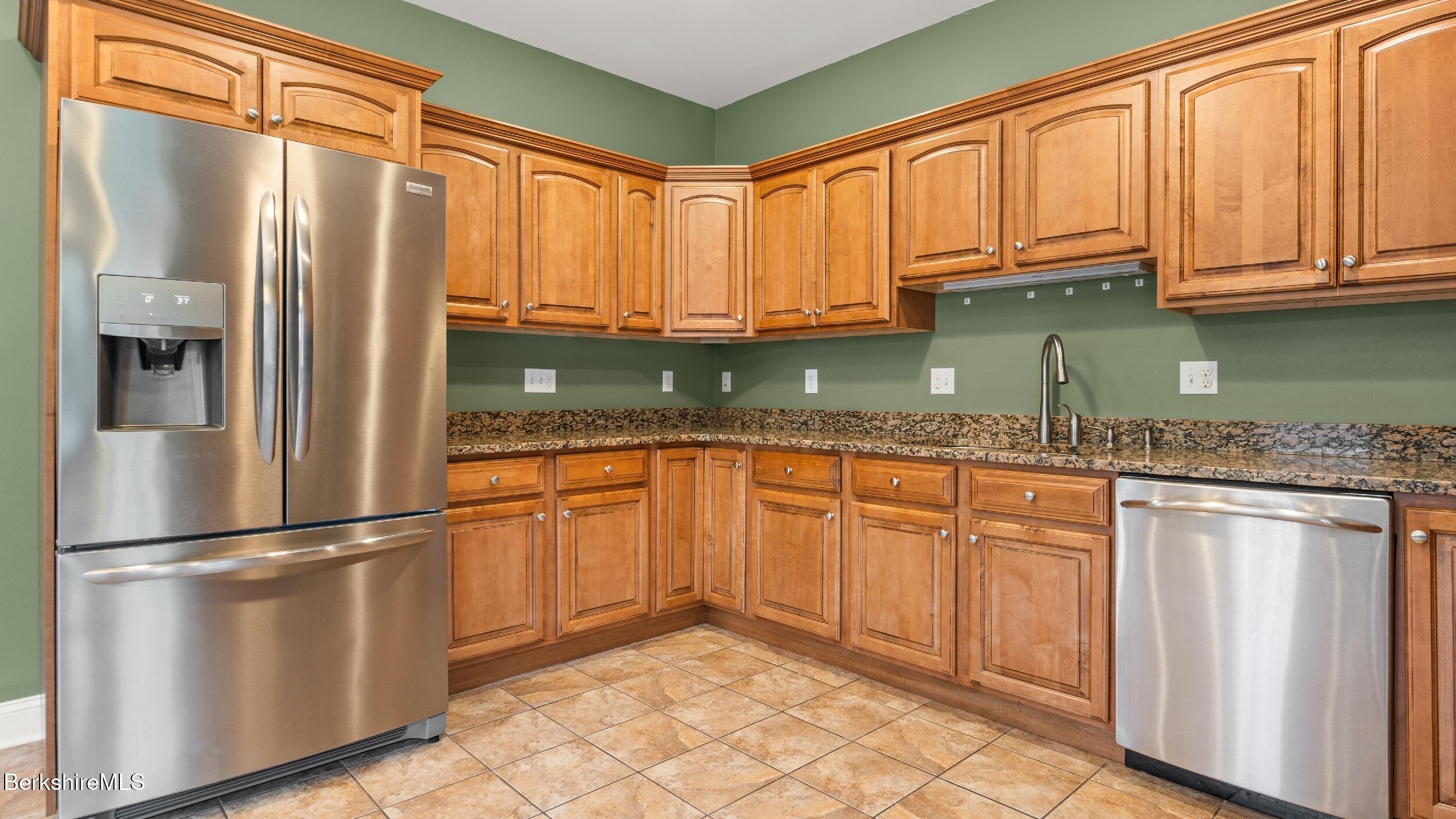 32 Aspen Way Pittsfield, MA 01201 - Photo 7 of 29 KITCHEN