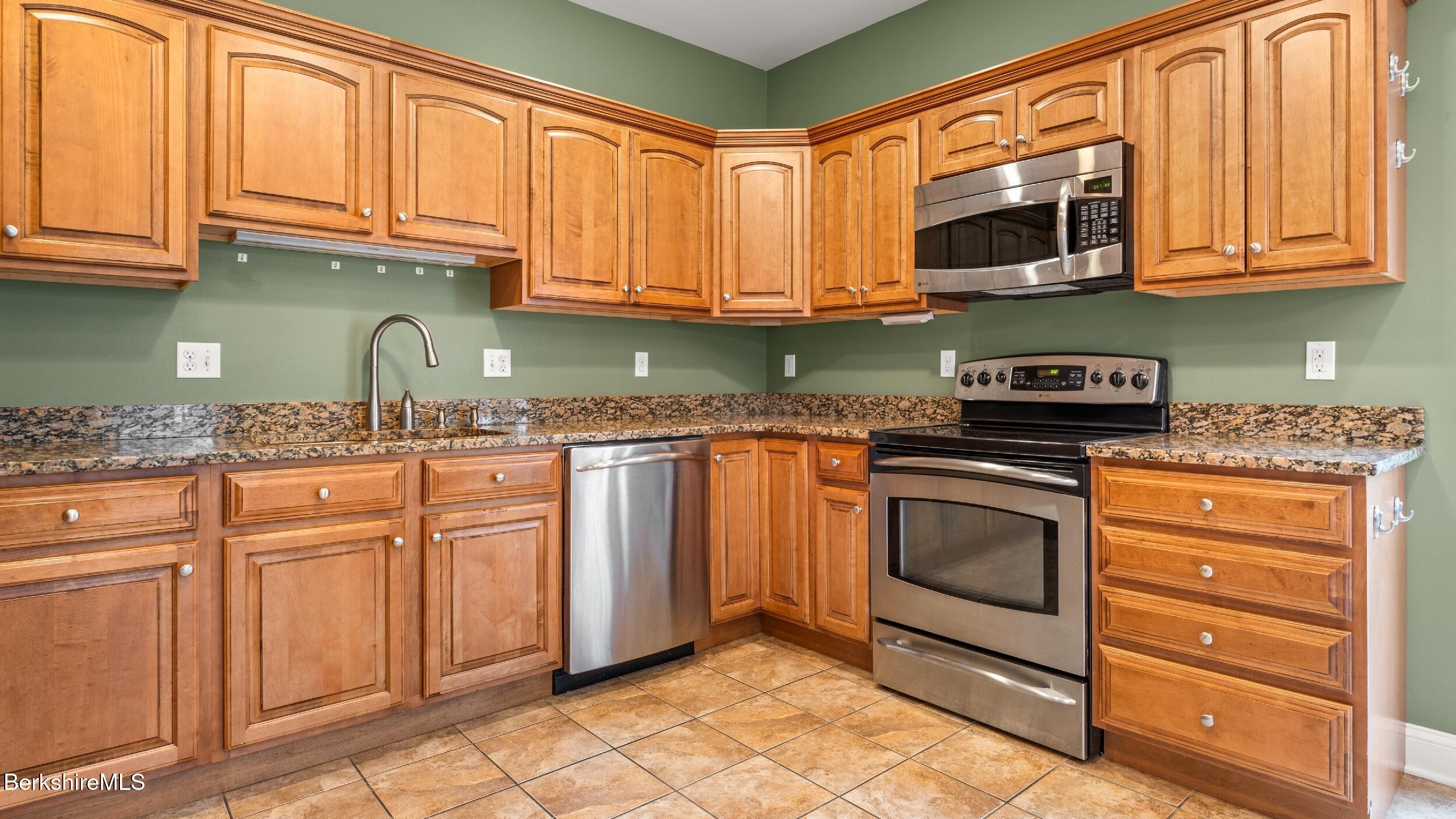 32 Aspen Way Pittsfield, MA 01201 - Photo 8 of 29 KITCHEN