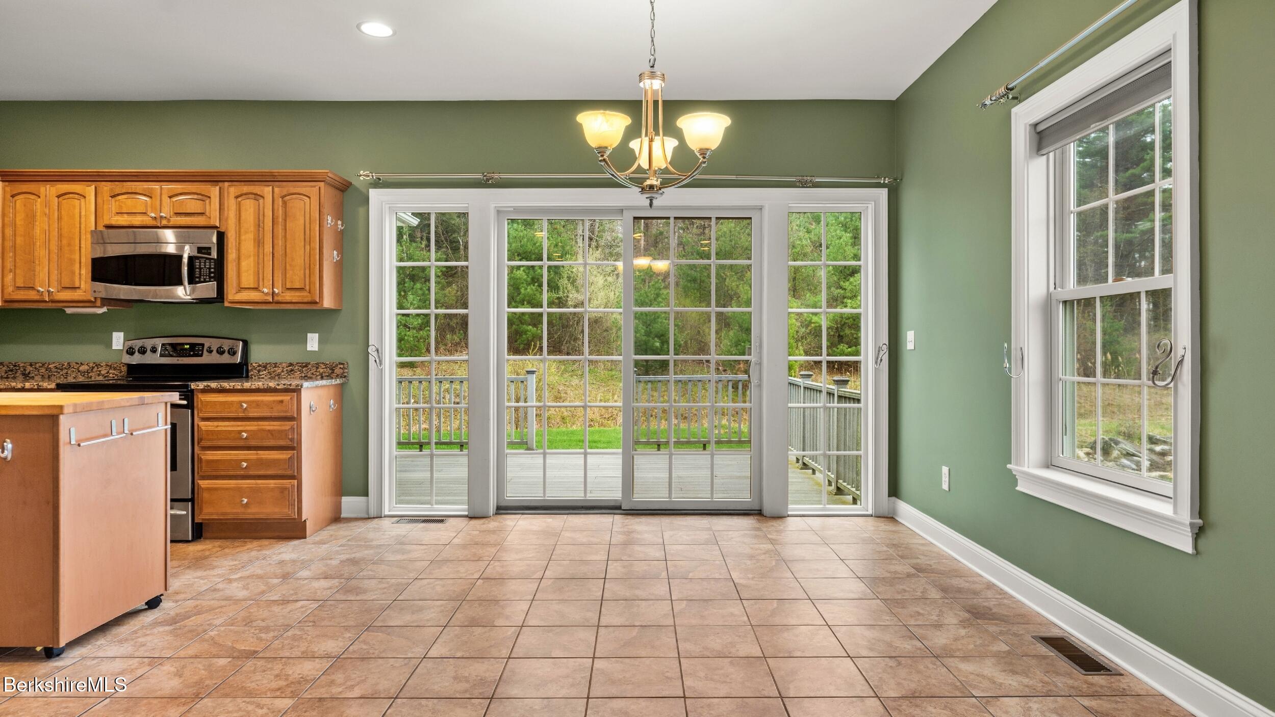 32 Aspen Way Pittsfield, MA 01201 - Photo 9 of 29 KITCHEN
