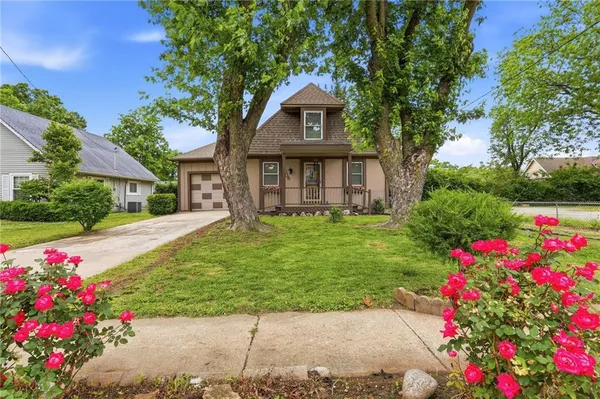 $289,900 | 405 South Pine Street, Olathe, KS 66061