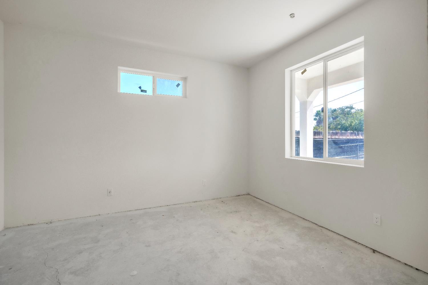 4688 Pacific Avenue Olivehurst, CA 95961 - Photo 23 of 91 an empty room with a window