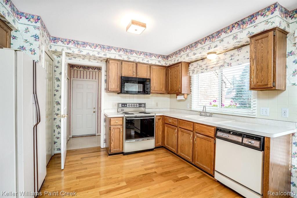 1198 Valley Stream Drive Rochester Hills, MI 48309 - Photo 5 of 24