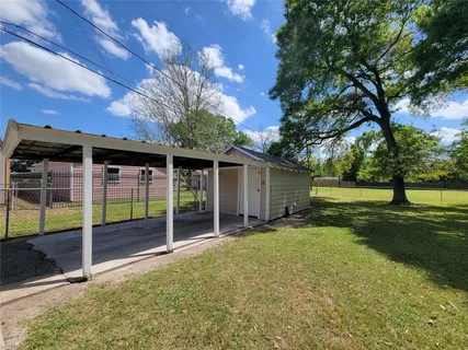 a view of a backyard