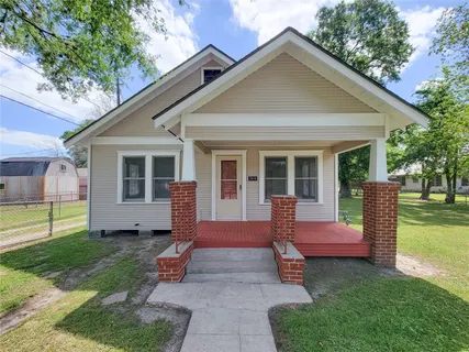 a view of a house with backyard