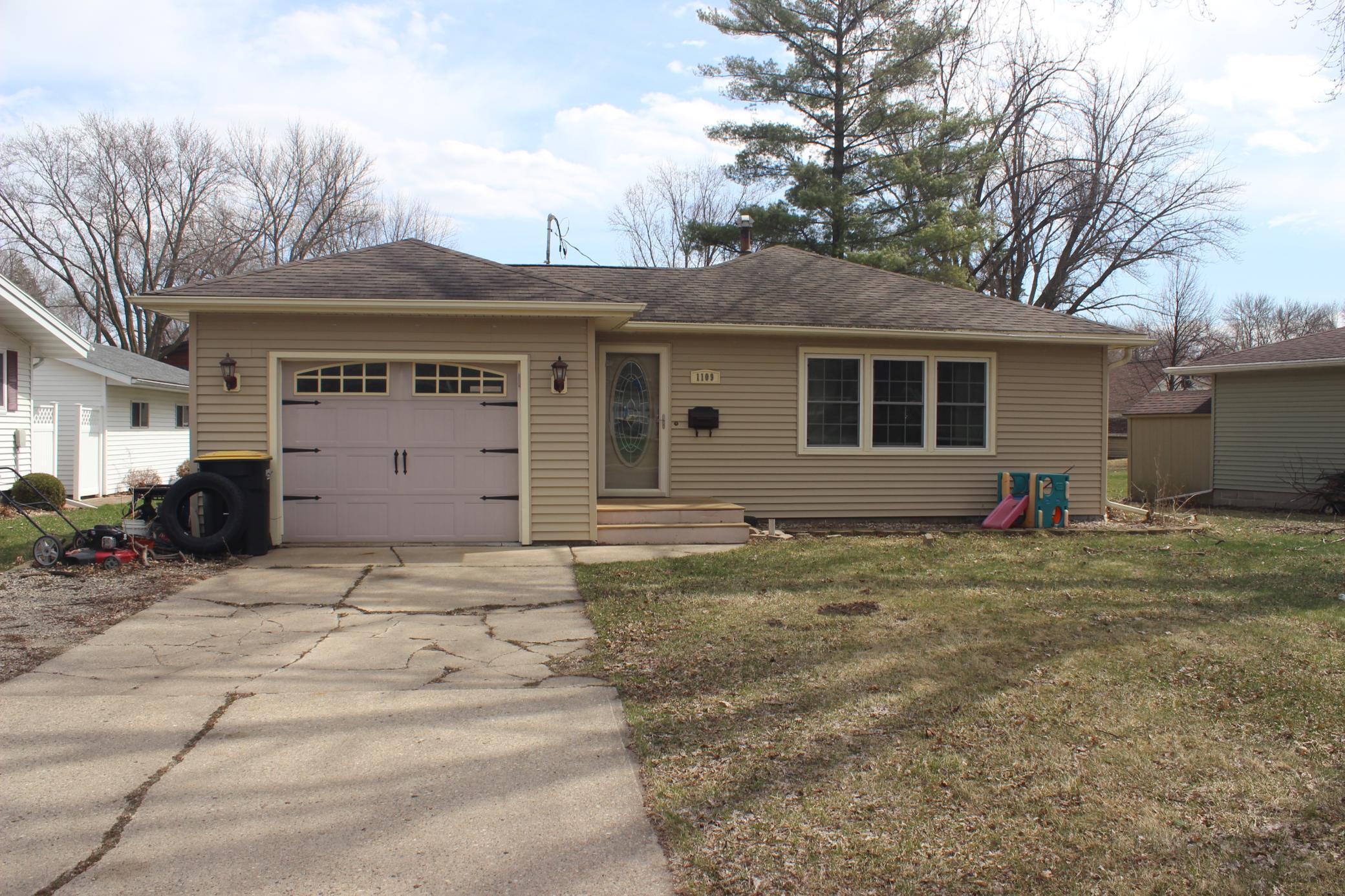 1109 South Moore Street Blue Earth, MN 56013 - Photo 2 of 29