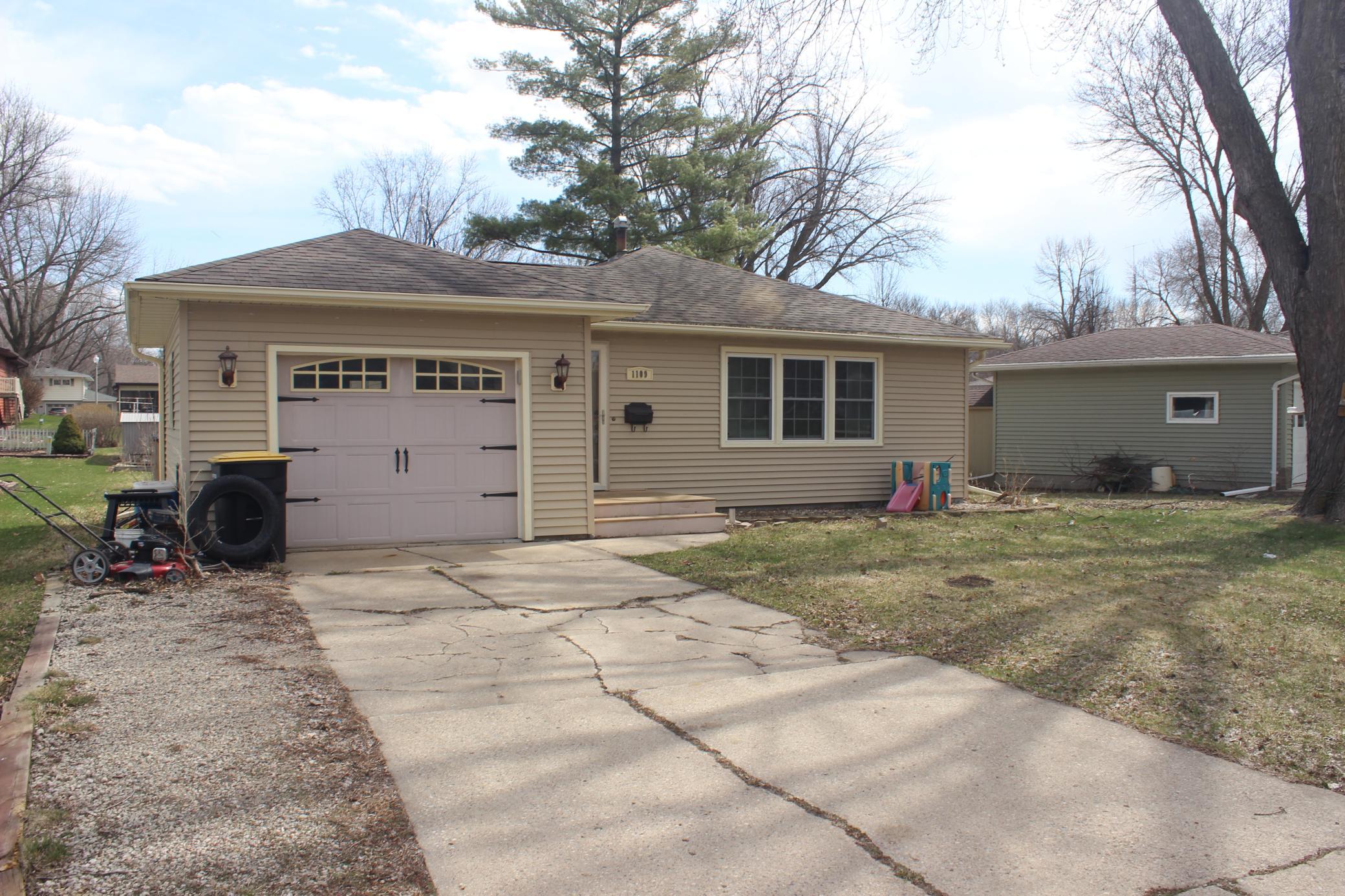 1109 South Moore Street Blue Earth, MN 56013 - Photo 3 of 29