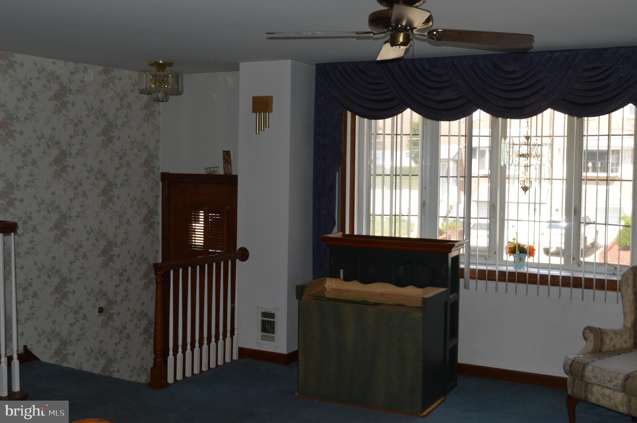 10215 Calera Road Philadelphia, PA 19114 - Photo 7 of 16 Living Room