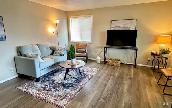 $279,900 | 851 North Benjamin Lane, Boise, ID 83704