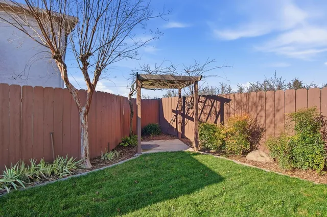 a view of a backyard