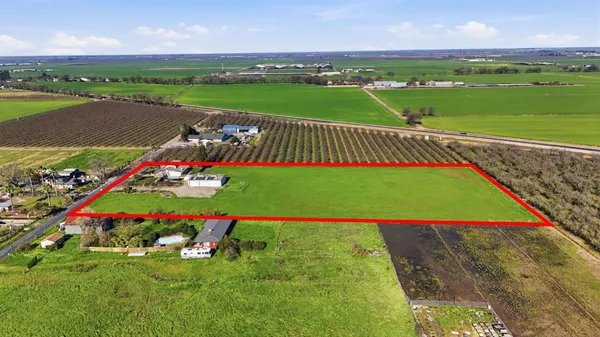 an aerial view of a tennis ground