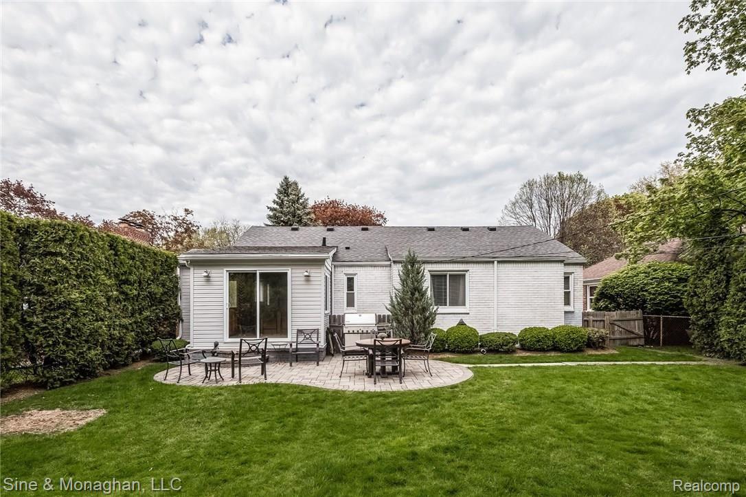 339 Ridgemont Road Grosse Pointe, MI 48236 - Photo 32 of 43 037-Rear_View-4139905-medium.jpg