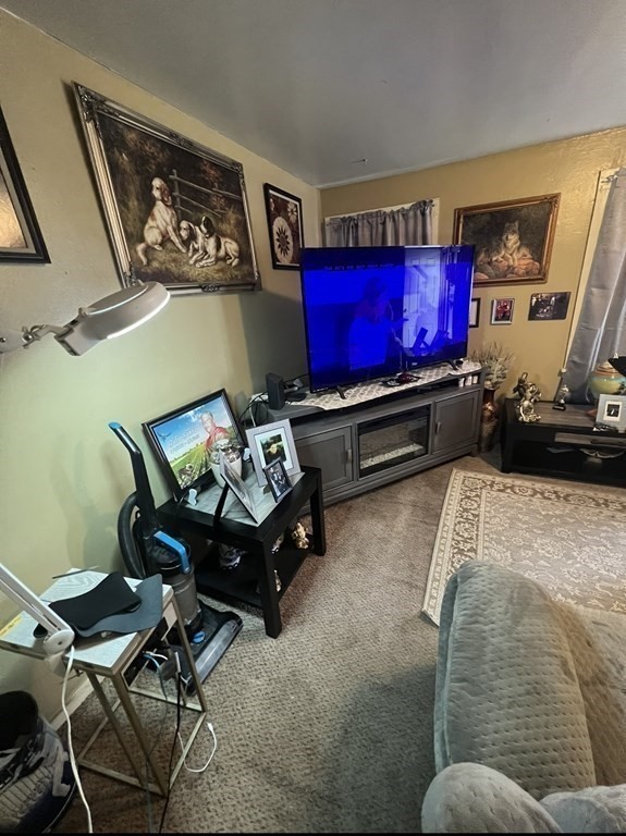 8-12 Kelly Place Springfield, MA 01104 - Photo 3 of 14 Gallery Image 3