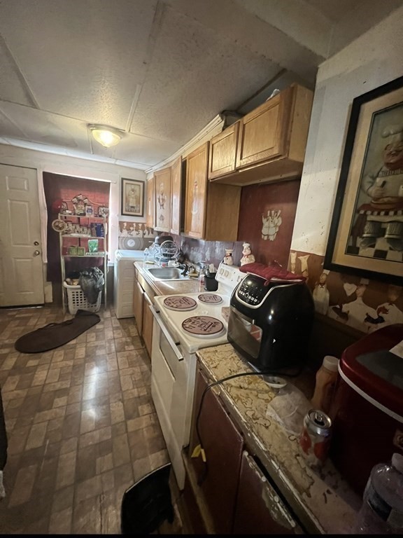 8-12 Kelly Place Springfield, MA 01104 - Photo 7 of 14 Gallery Image 7