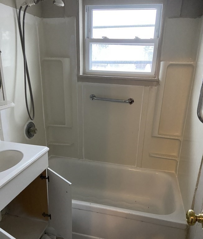 8-12 Kelly Place Springfield, MA 01104 - Photo 10 of 14 Gallery Image 10
