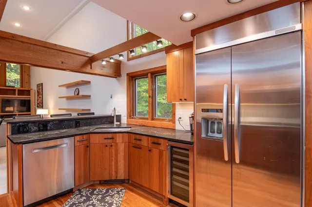 $999,000 | 17 Roundtree Road, Winhall, VT 05340