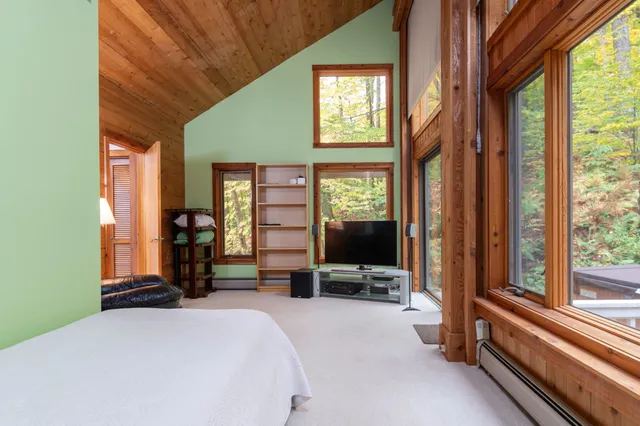 $999,000 | 17 Roundtree Road, Winhall, VT 05340