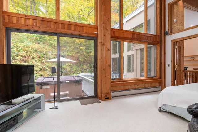 $999,000 | 17 Roundtree Road, Winhall, VT 05340