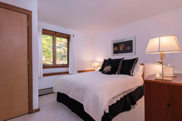 $999,000 | 17 Roundtree Road, Winhall, VT 05340