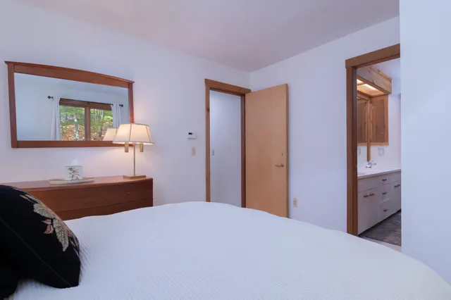 $999,000 | 17 Roundtree Road, Winhall, VT 05340