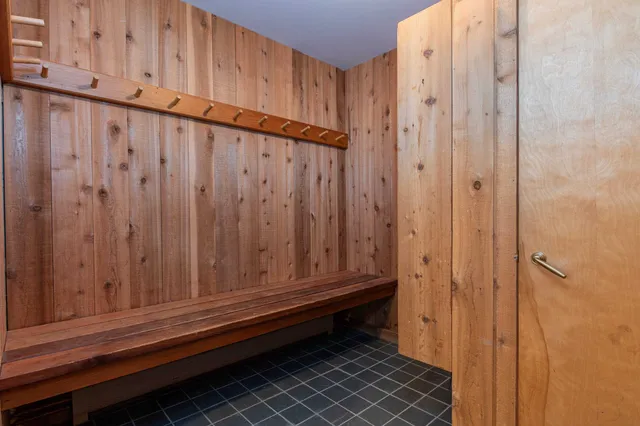 $999,000 | 17 Roundtree Road, Winhall, VT 05340