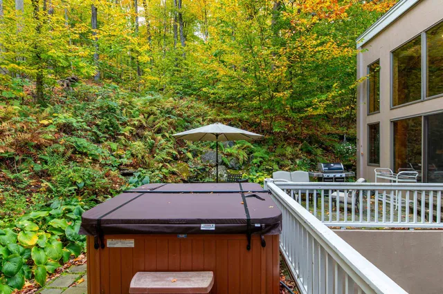 $999,000 | 17 Roundtree Road, Winhall, VT 05340