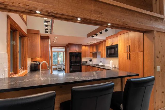 $999,000 | 17 Roundtree Road, Winhall, VT 05340