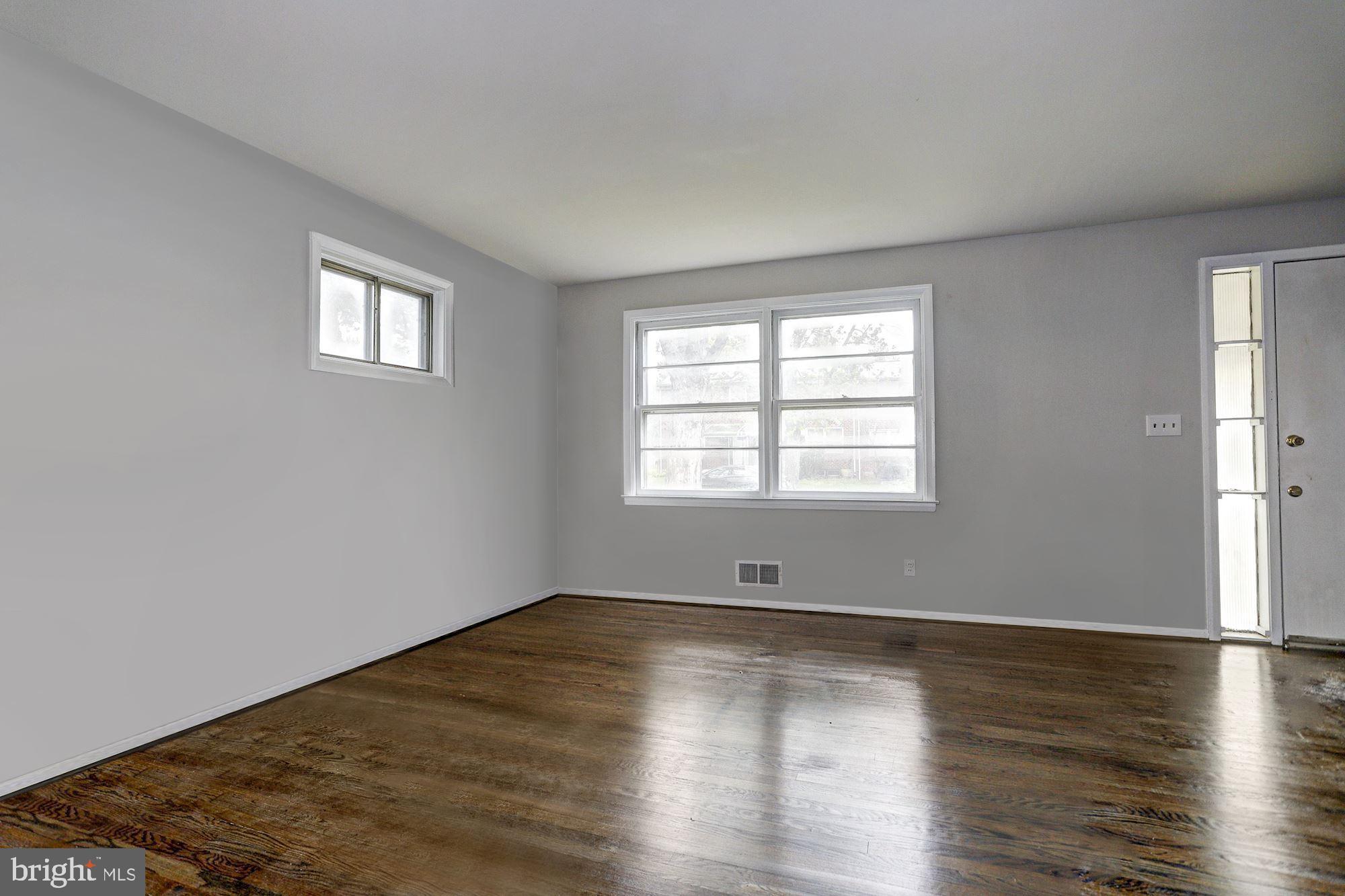 5223 Fredcrest Road Baltimore, MD 21229 - Photo 4 of 28 Living | Dining Room