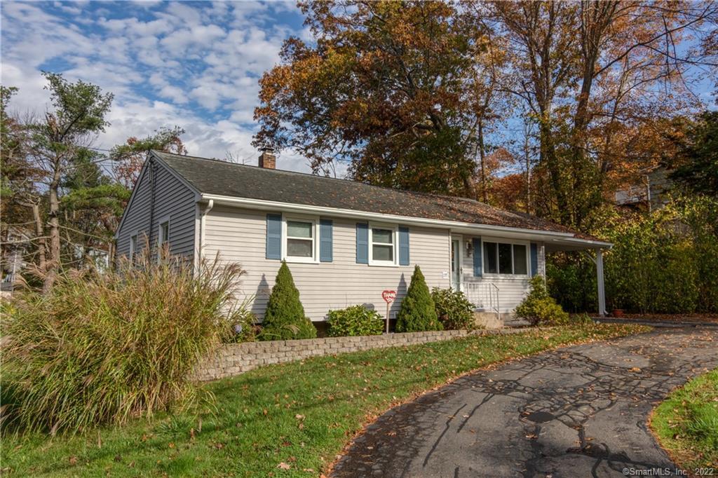 a view of a house with backyard