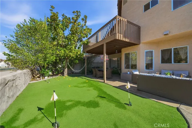 a view of a house with backyard