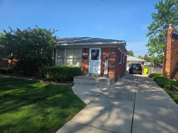 $179,900 | 24645 Raven Avenue, Eastpointe, MI 48021