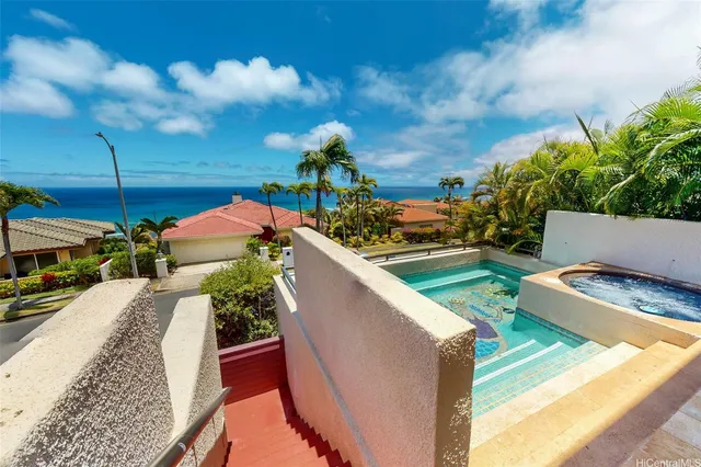 a view of an entryway with deck