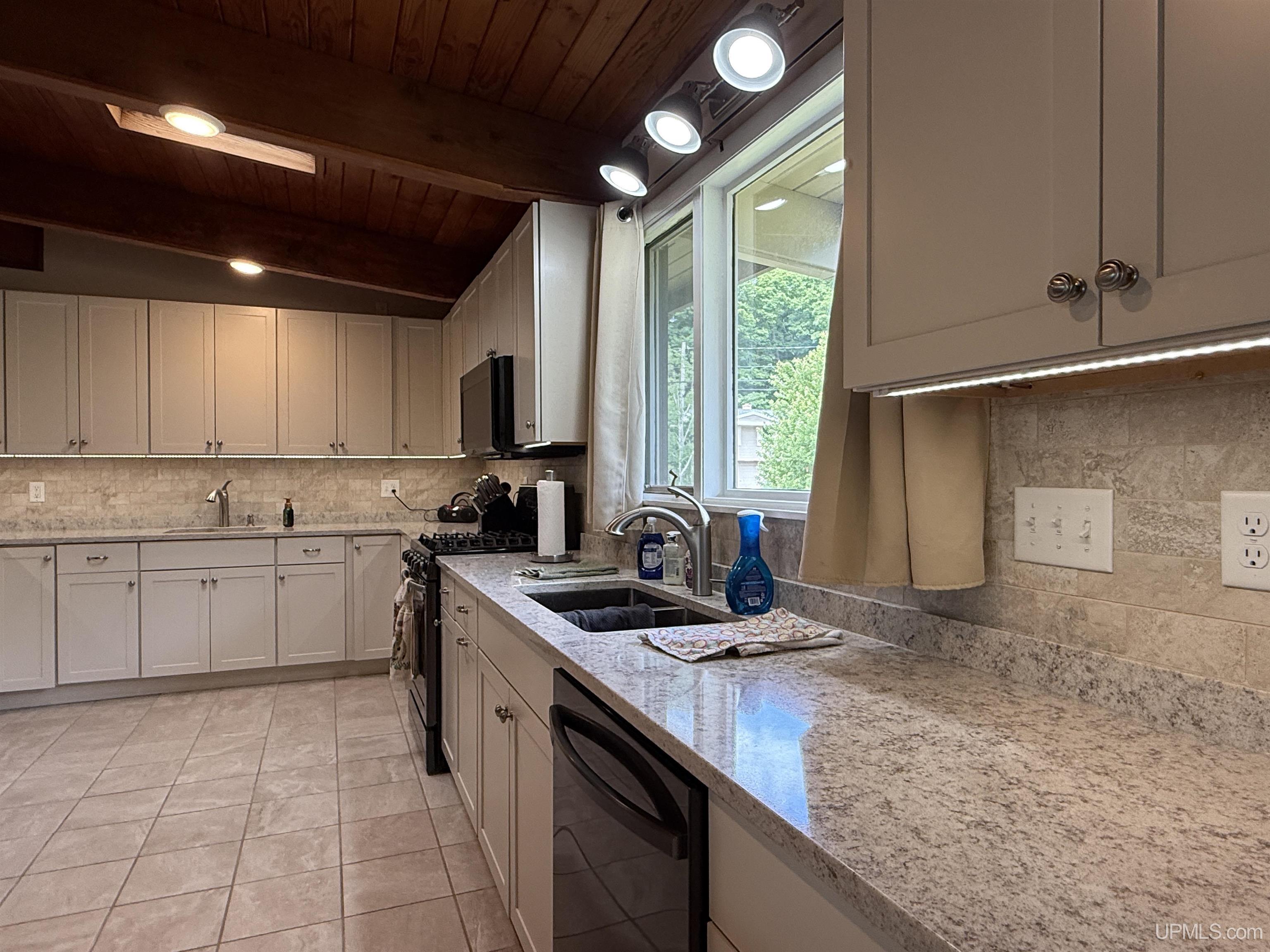 22125 Ridge Road Houghton, MI 49931 - Photo 12 of 80