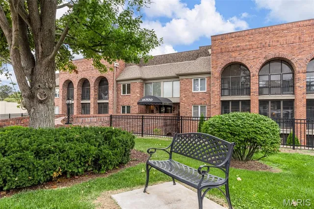 $410,000 | 14300 East Conway Meadows Court, Unit 302, Chesterfield, MO 63017