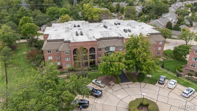 $410,000 | 14300 East Conway Meadows Court, Unit 302, Chesterfield, MO 63017
