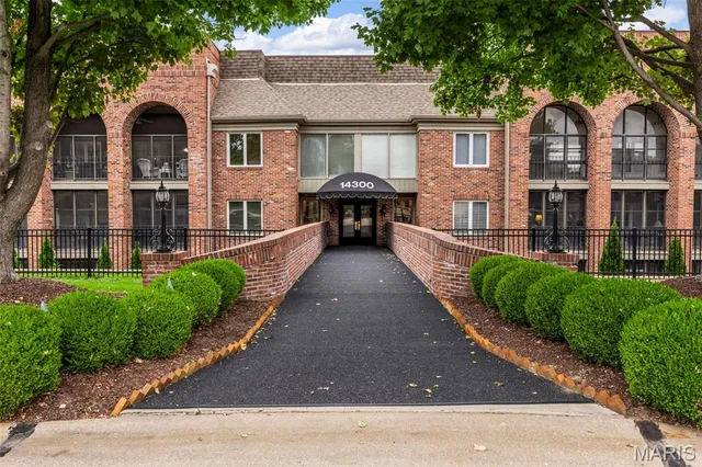 $410,000 | 14300 East Conway Meadows Court, Unit 302, Chesterfield, MO 63017