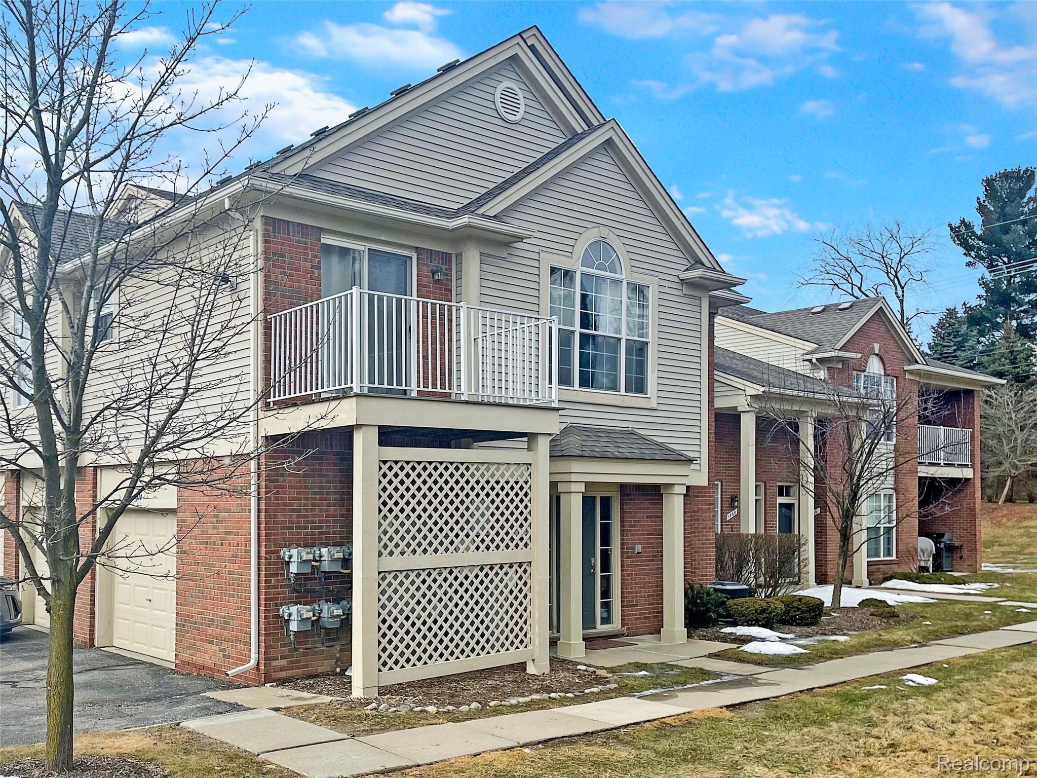 End unit upper level condo 