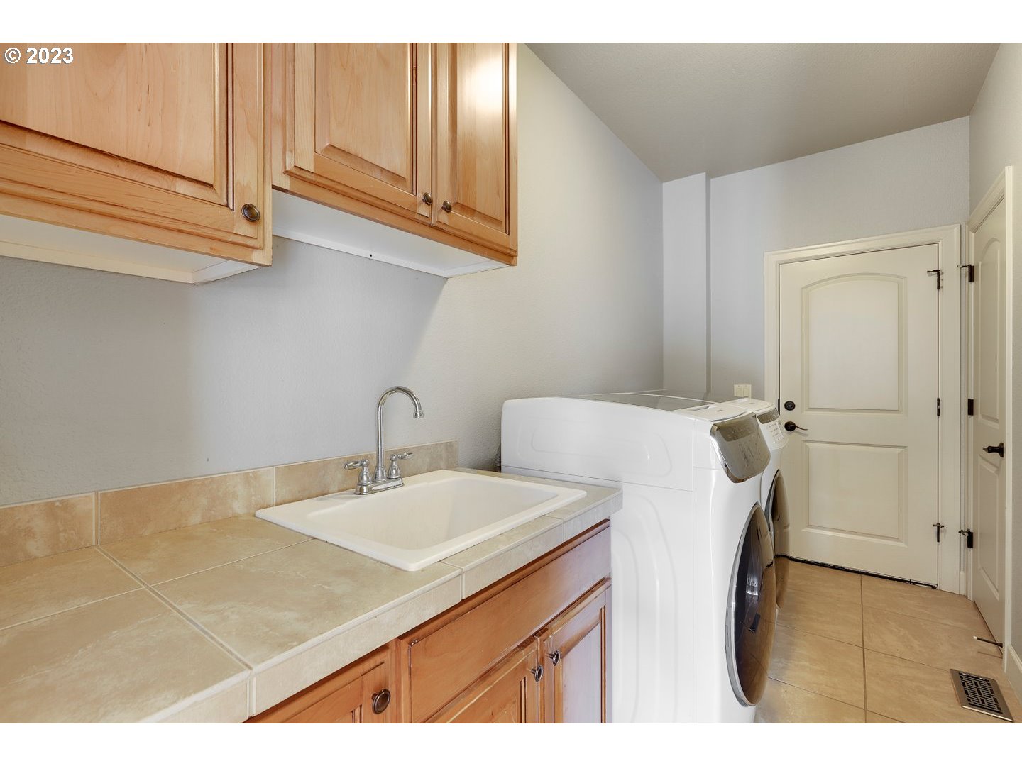 6136 Northwest Larkspur Street Camas, WA 98607 - Photo 32 of 40 a bathroom with a sink and a mirror
